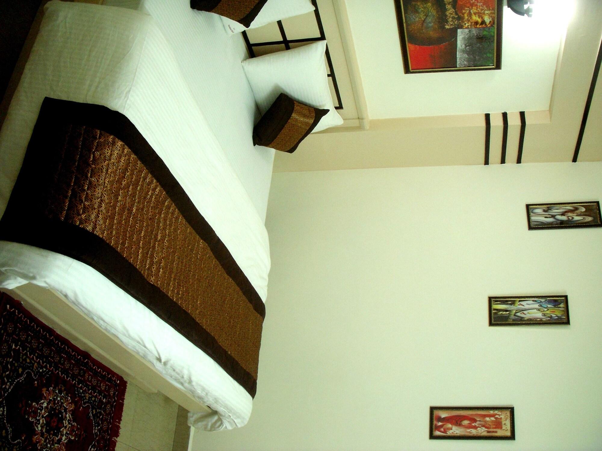 HOTEL TASHKENT PALACE - NEAR NEW DELHI RAILWAY STATION